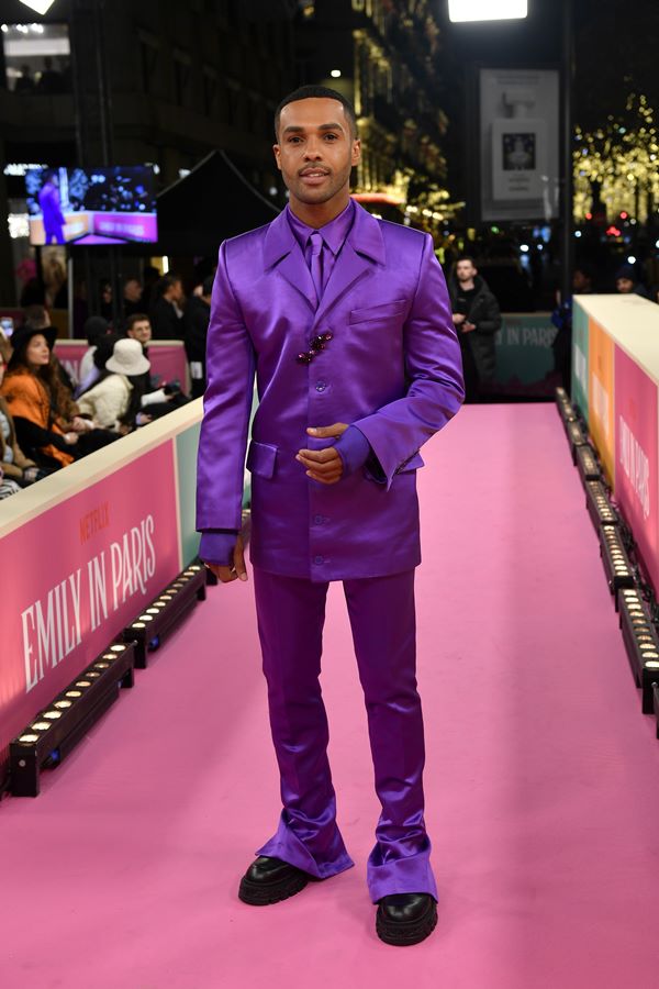 Na imagem com cor, o ator Lucien Laviscount em tapete vermelho - Metrópoles