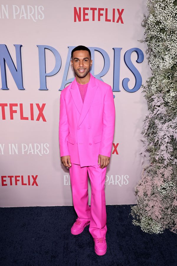 Na imagem com cor, o ator Lucien Laviscount em tapete vermelho - Metrópoles