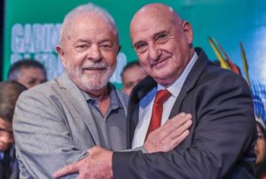 O presidente Lula cumprimenta o chefe do GSI, general Gonçalves Dias, conhecido como G. Dias. Eles se abraçam sorrindo para foto em cerimônia - Metrópoles