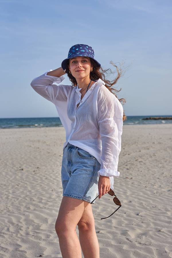 Mulher com roupas casuais na praia - Metrópoles