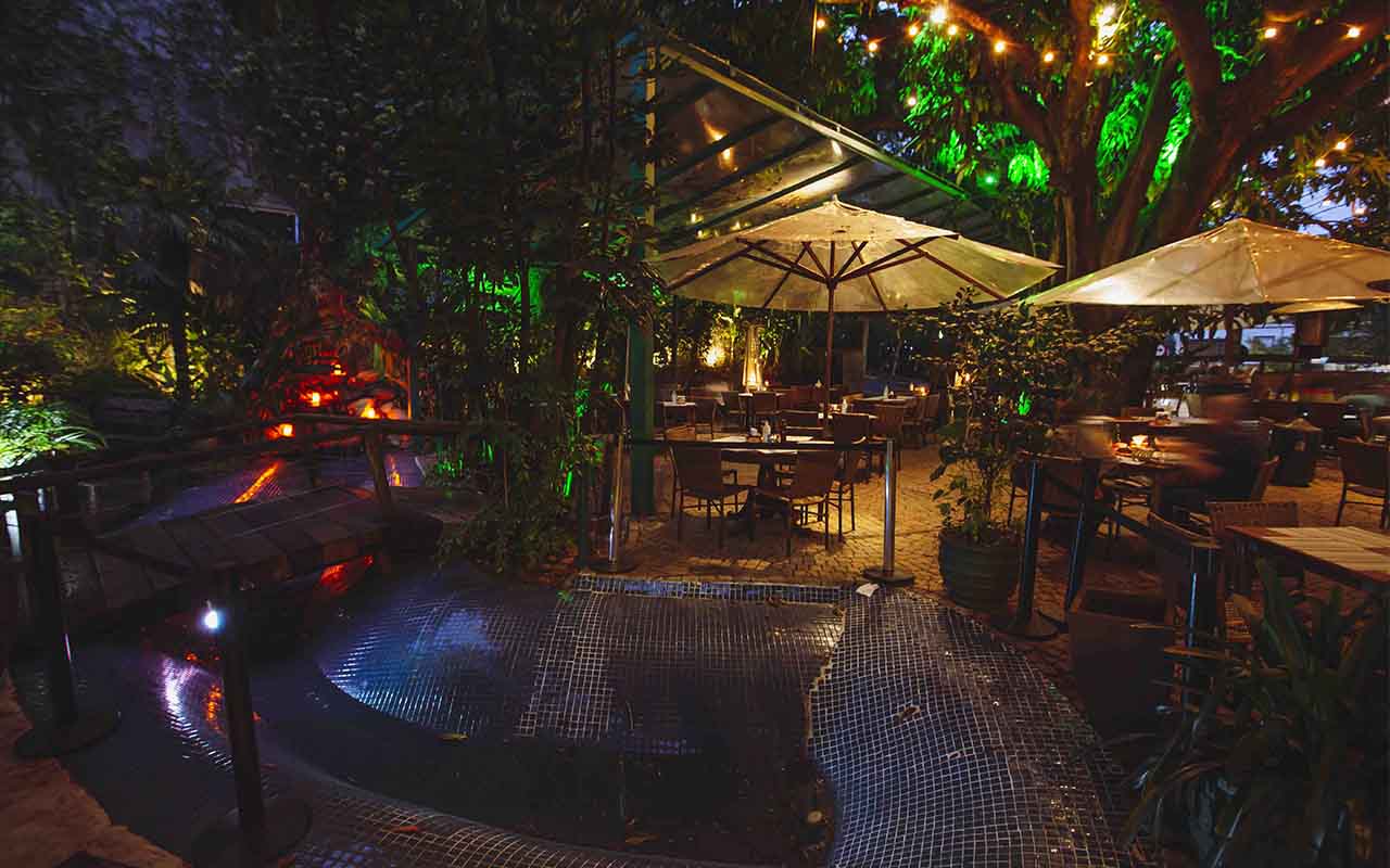 Jardim do bar Pé de Manga, em SP