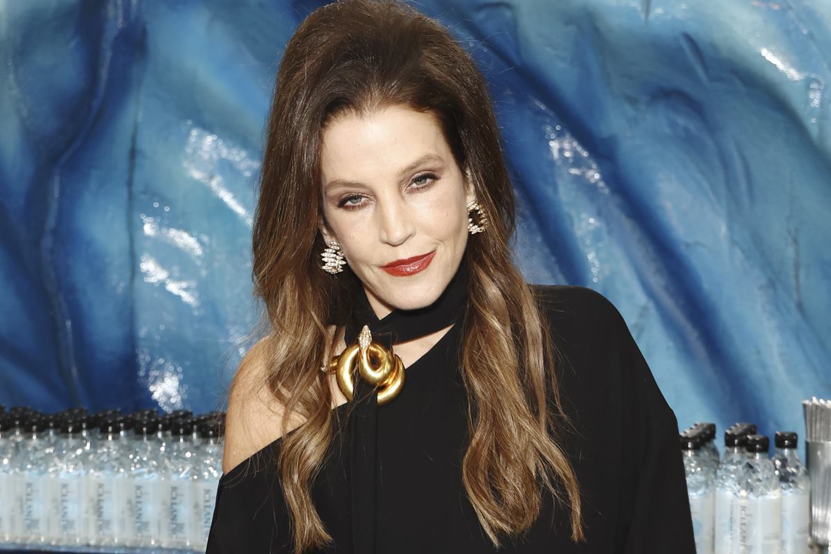 Em livro, Lisa Marie Presley relembra morte de Elvis e Michael Jackson ...