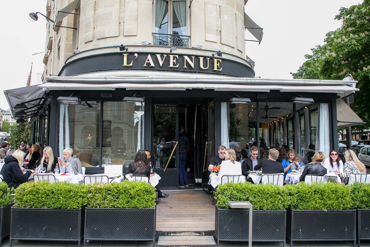 Foto colorida de fachada de restaurante com clientes sentados - Metrópoles