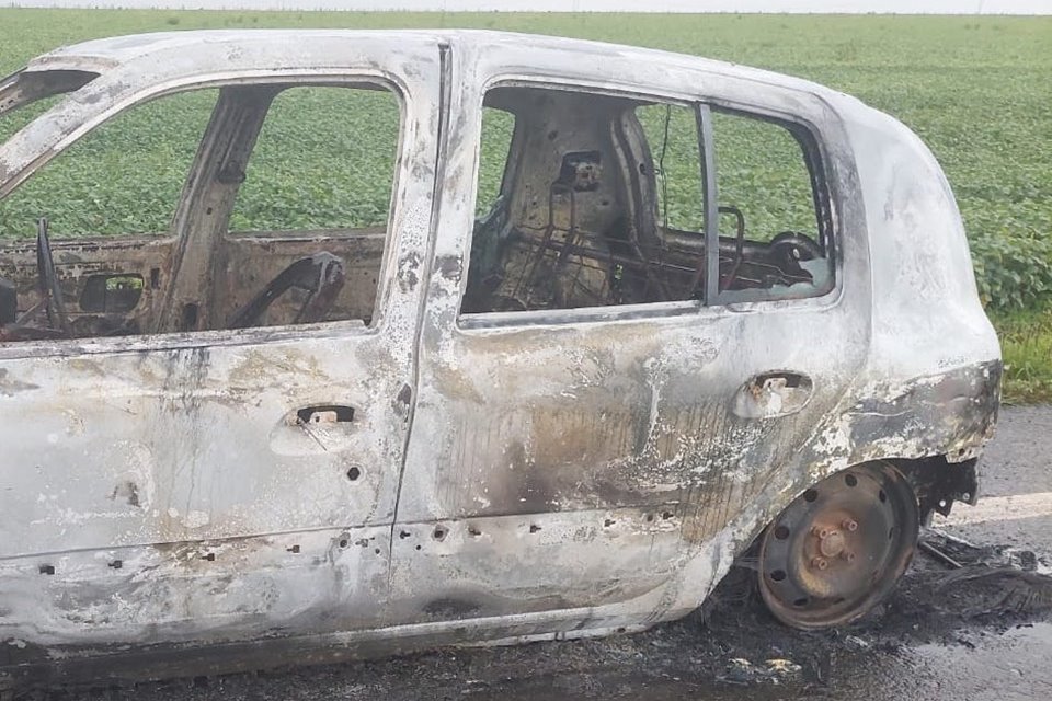 Carro encontrado carbonizado em Luziânia-GO - Metrópoles