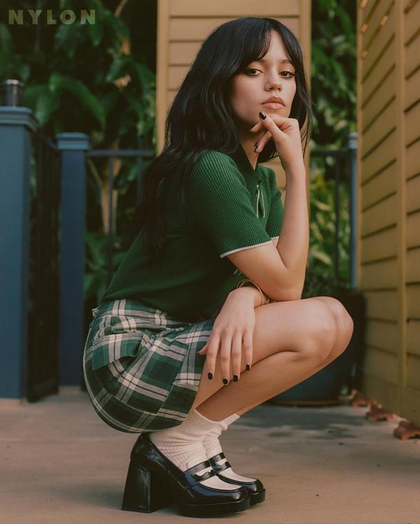 Na imagem com cor, Jenna Ortega posando para foto - Metrópoles