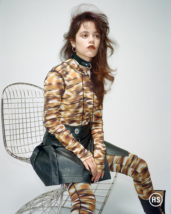 Na imagem com cor, Jenna Ortega posando para foto - Metrópoles