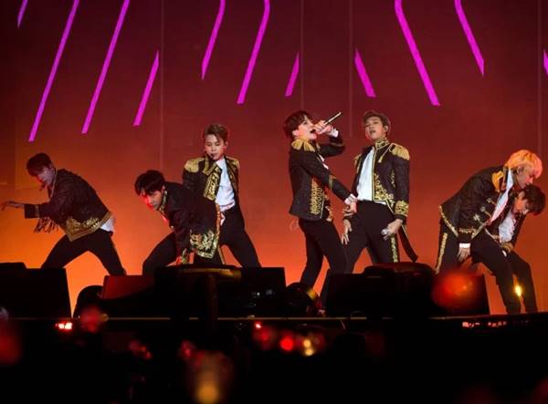 Grupo BTS, de K-pop, no palco, em turnê mundial - Metrópoles