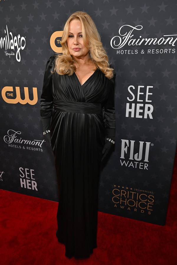 Jennifer Coolidge usando vestido preto em tapete vermelho do Critics Choice Awards 2023 - Metrópoles