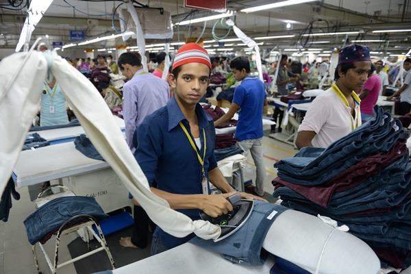 Homens trabalhando em confecção de moda - Metrópoles