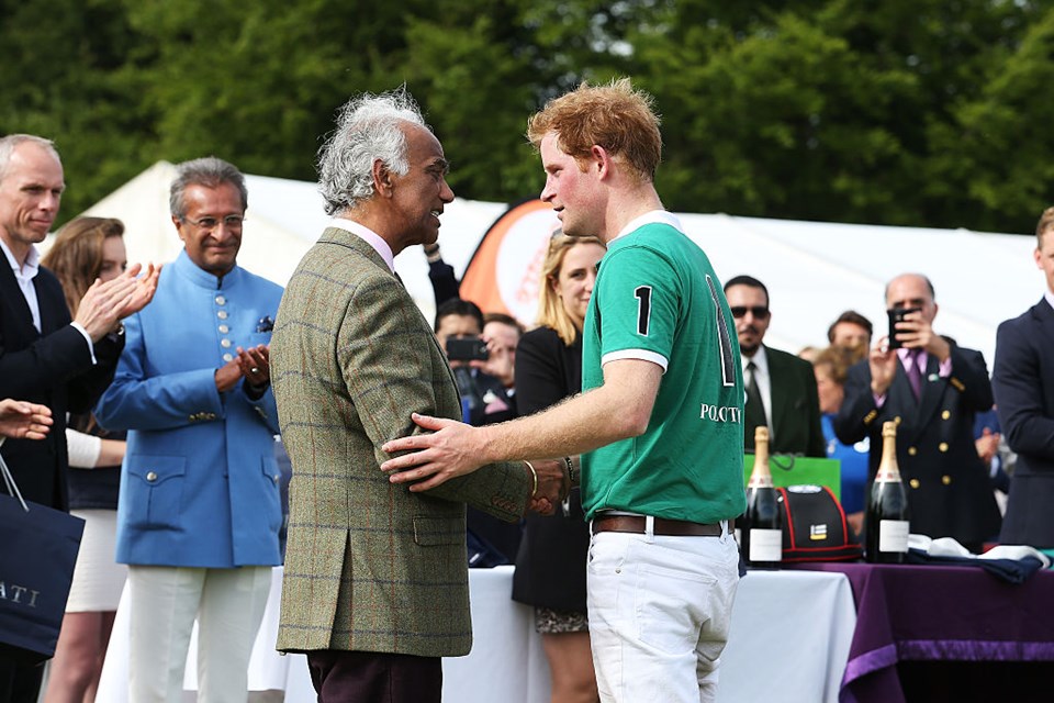 Prince Harry (right) e Kuldip Singh Dhillon - Metrópoles