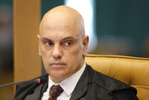 Alexandre de Moraes permanece com inquérito que mira Bolsonaro