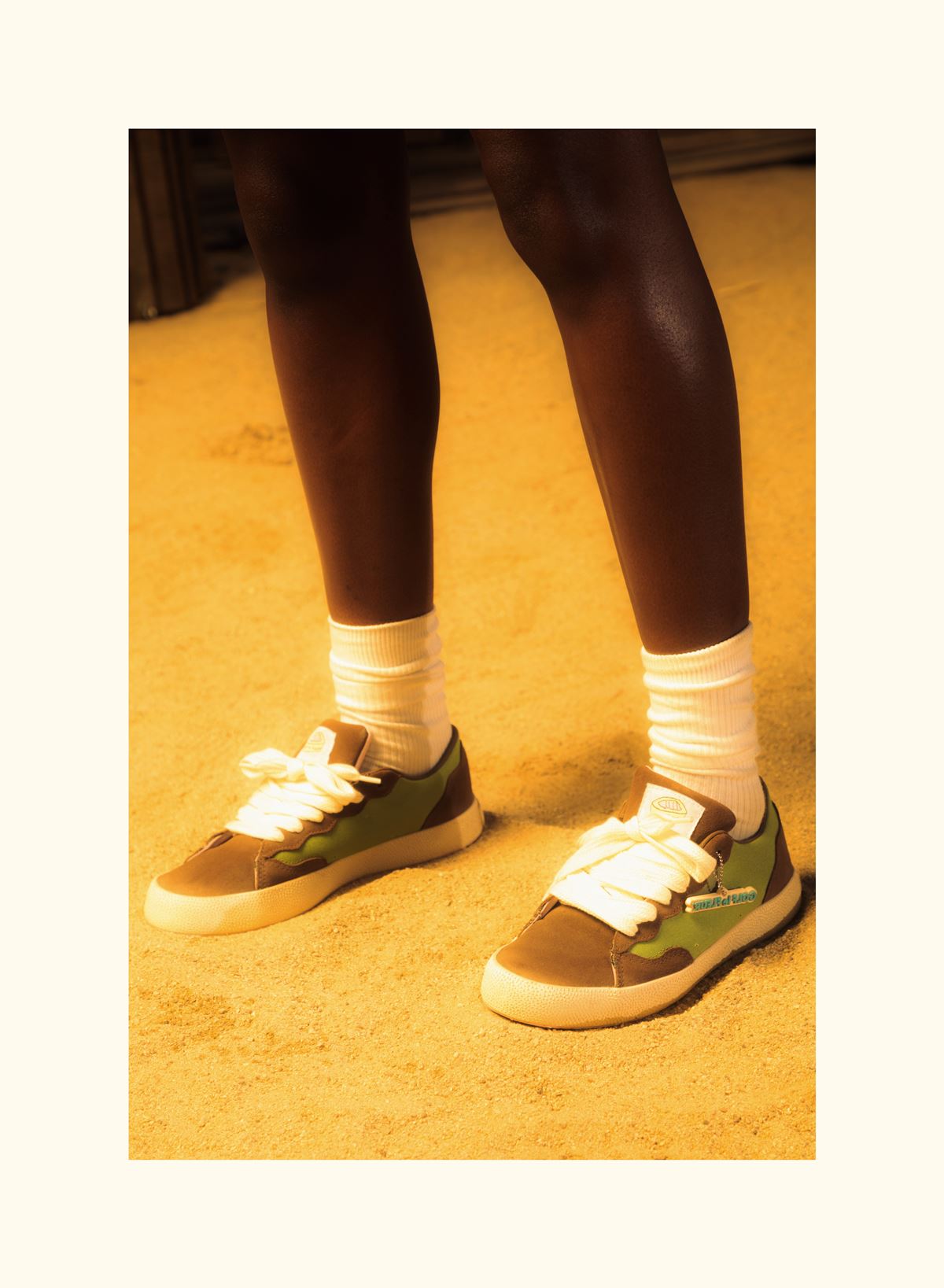 Pessoa negra usa um tênis da marca Converse. Na foto é possível ver apenas as pernas da pessoa. Ela usa o tênis e uma meia branca. - Metrópoles