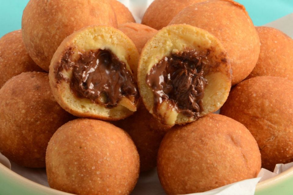 Bolinho de chuva de cenoura com recheio de chocolate – Foto: Guia da Cozinha