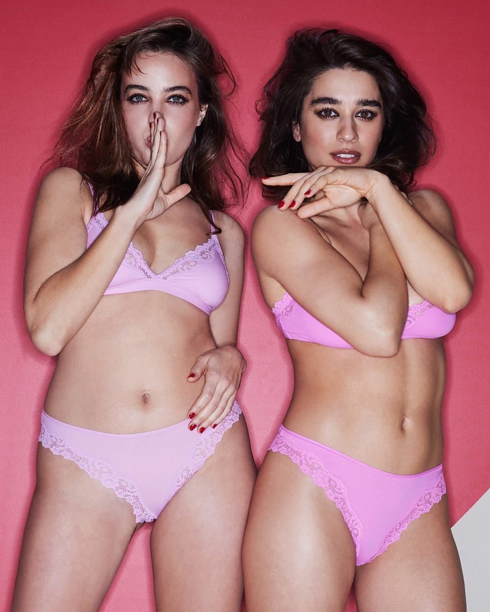 As atrizes Simona Tabasco e Beatrice Grannò, duas mulheres brancas, jovens e italianas, posam para campanha da marca de lingerie Skims, fundada pela empresária Kim Kardashian. Elas participaram do elento da série da HBO The White Lotus. Na imagem, usam sutiãs e calcinhas rosas com detalhes de renda. - Metrópoles