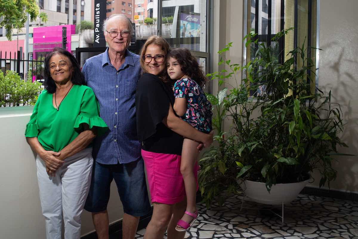 Sonia Maria Tuchlinski, Ludovico, Camila e Martina em prédio na Avenida Paulista