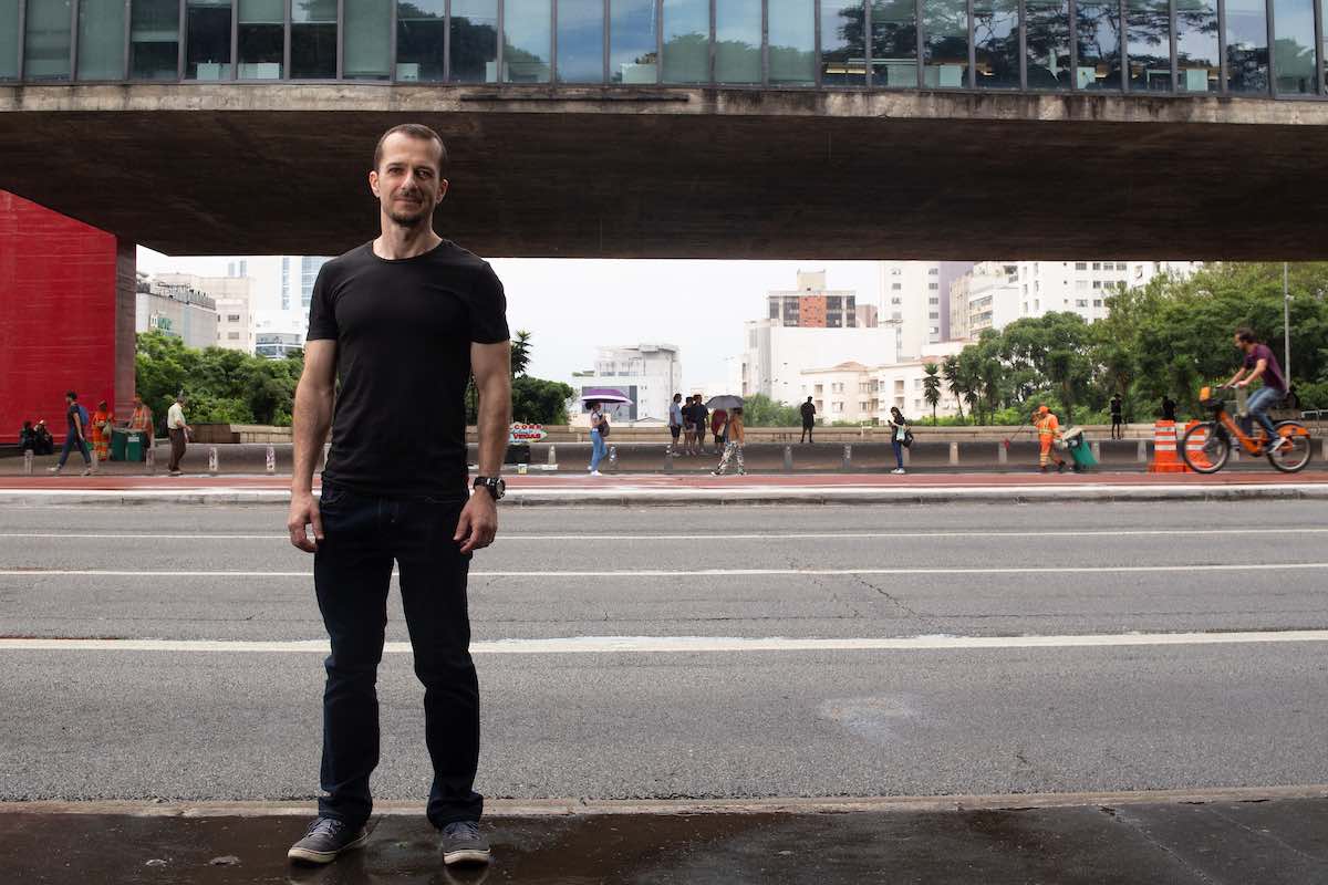 Alex Leite é analista de um grande banco que tem escritório na Avenida Paulista