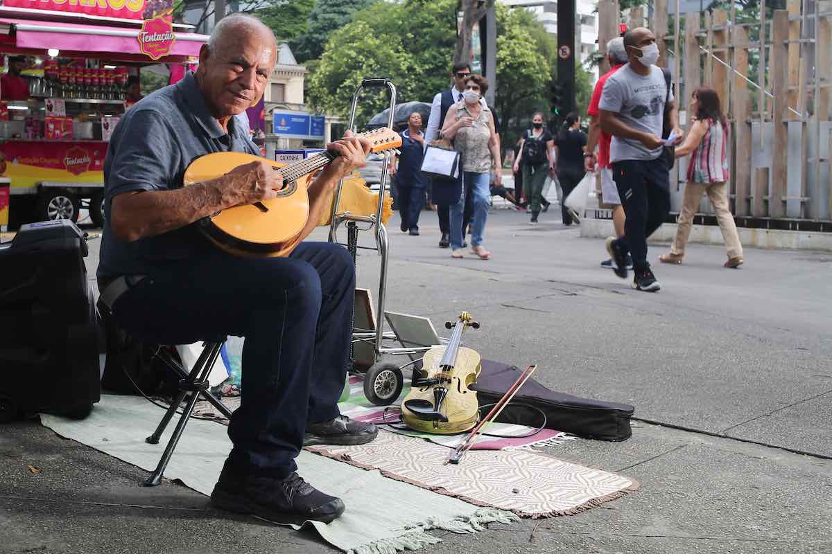 Anizio Pereira se apresenta na Avenida Paulista há três anos