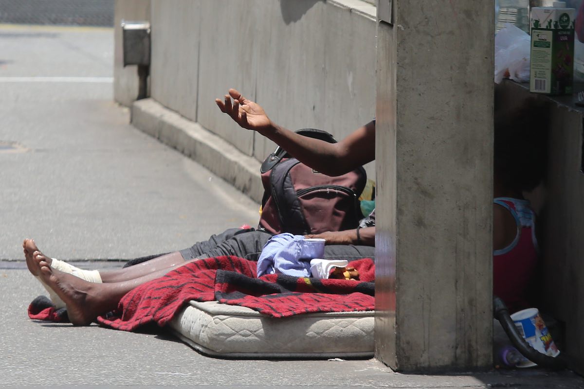 Entre as pessoas em situação de rua, estão homens, mulheres, crianças e usuários de drogas