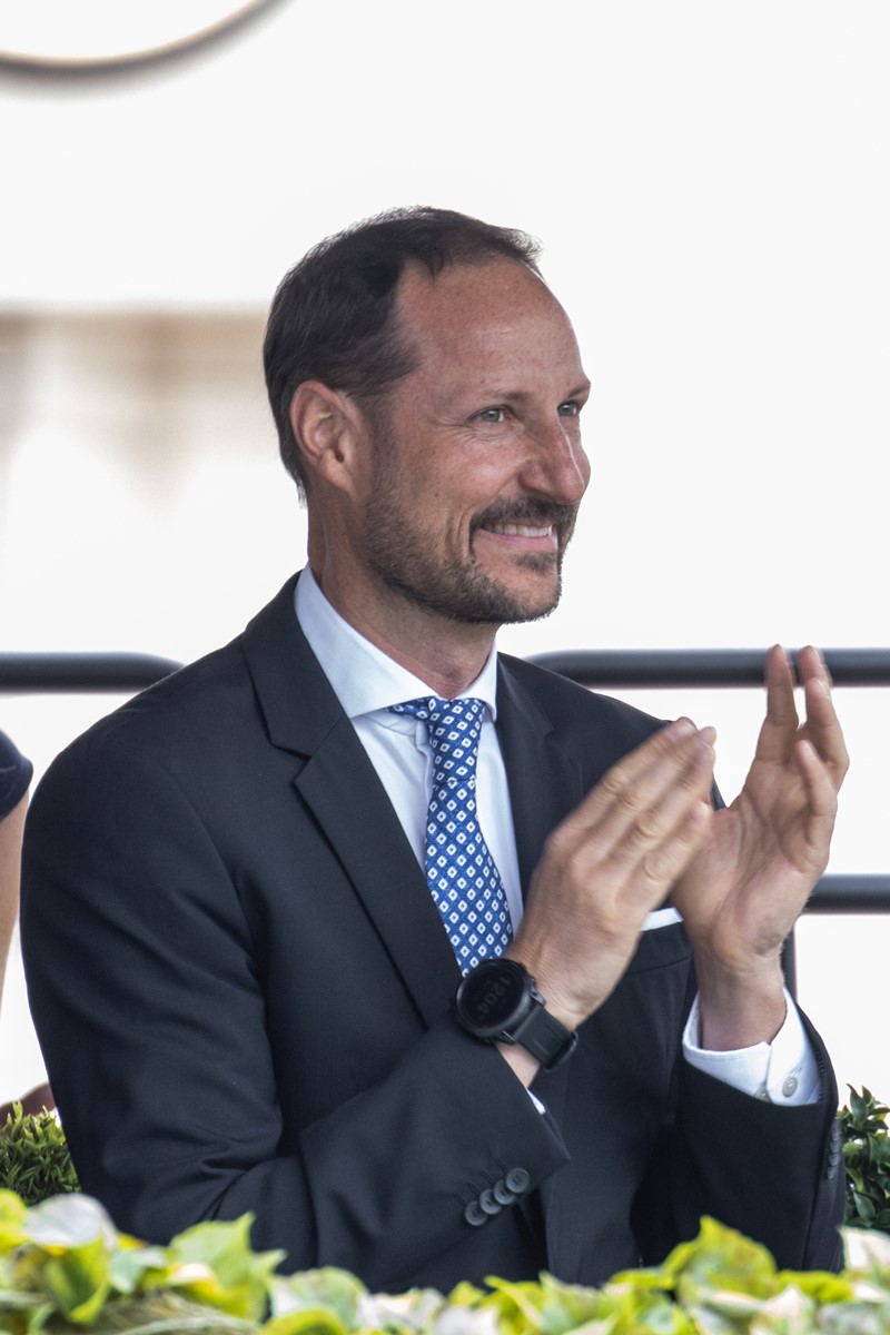 Foto colorida de homem pardo, com barba, vestido com terno e batendo palmas - Metrópoles