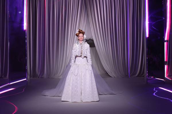 Marina Ruy Barbosa vestida de noiva no desfile da Giambattista Valli de alta-costura - Metrópoles