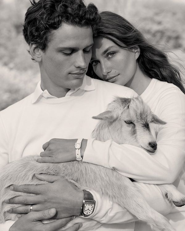 Na imagem em preto e branco, modelos possam vestindo o novo suéter da Ralph Lauren - Metrópoles