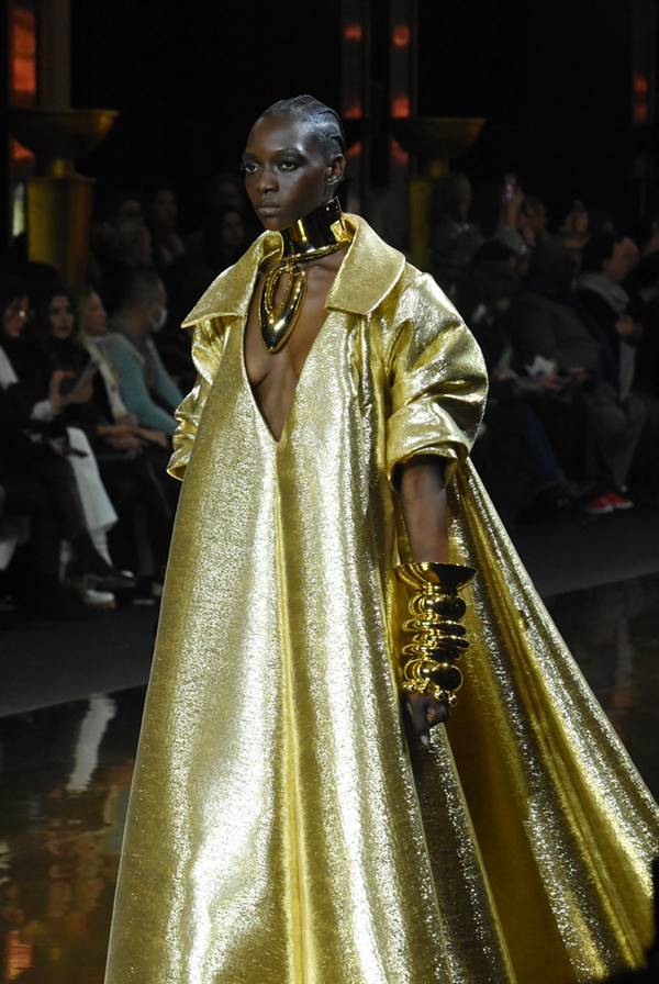 Modelo negra usa vestido longo dourado - Metrópoles 