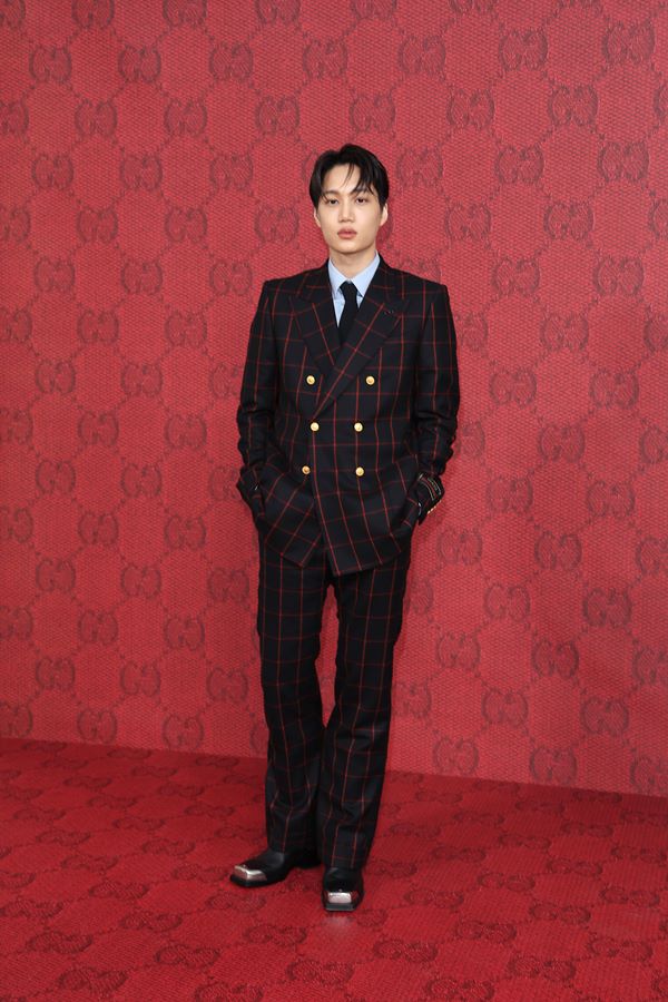 Na imagem com cor, Kai no desfile da Gucci - Metrópoles