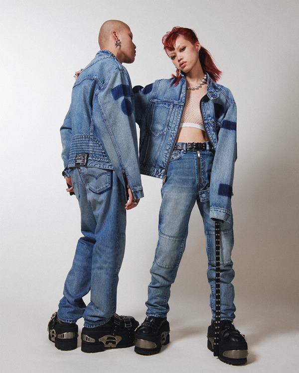 Dupla posando em editorial de moda. Ambos estão com roupas jeans - Metrópoes