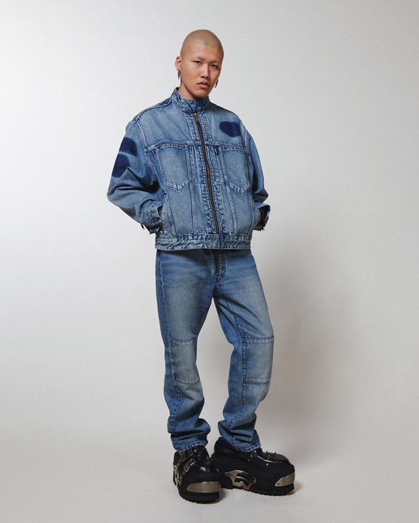 Homem posando em editorial de moda, usando roupas jeans - Metrópoles