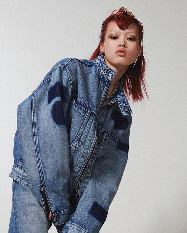 Mulher posando em editorial de moda, usando roupas jeans - Metrópoles