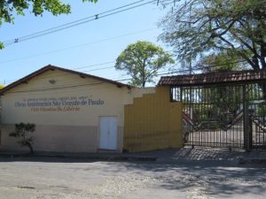 Imagem mostra a frente da Vila Vicentina Padre Libério, comandada pela freira Adelaide Dantas