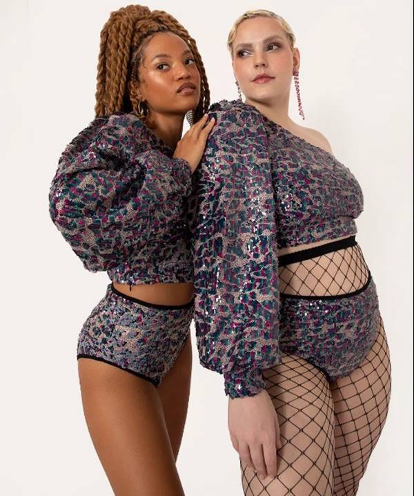 Modelos usam looks iguais com top assimétrico e hot pants de animal print com paetê holográfico - Metrópoles