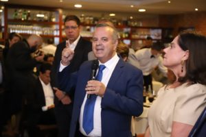 O senador eleito Rogério Marinho discursa a aliados em jantar do PL para assegurar sua candidatura ao Senado