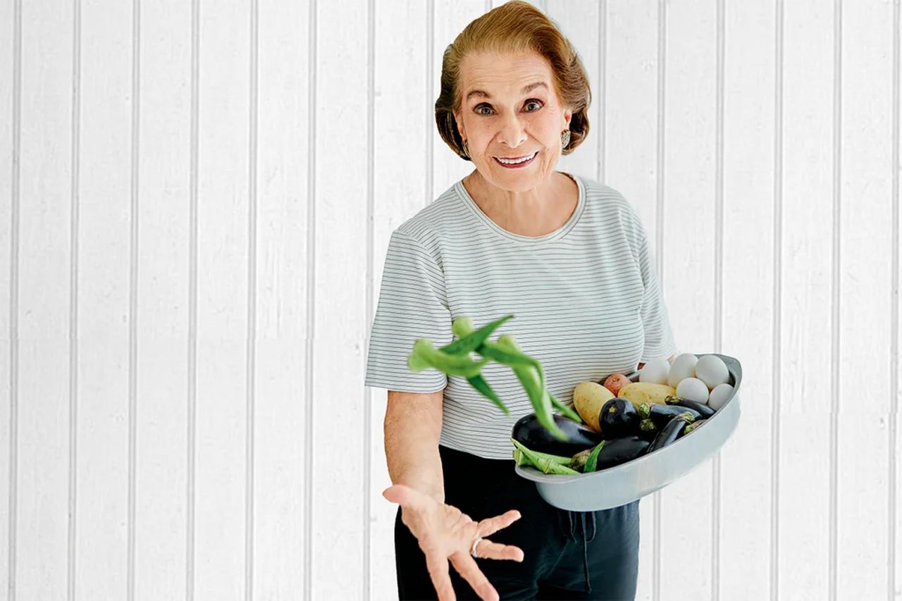 Na foto, Bettina Orrico aparece segurando um prato com legumes - Metrópoles