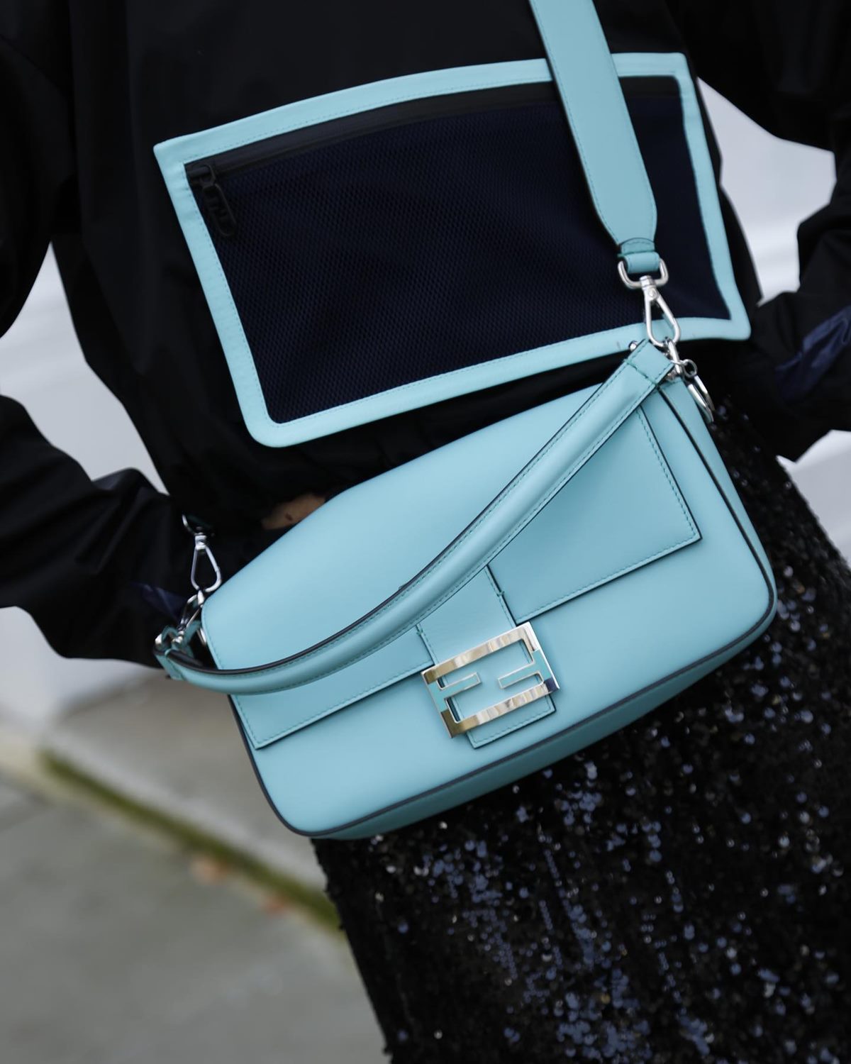 Bolsa modelo Baguette da marca Fendi feita em parceira com a Tiffany & Co. A peça é de couro e no tom de azul turquesa típico da joalheria. - Metrópoles