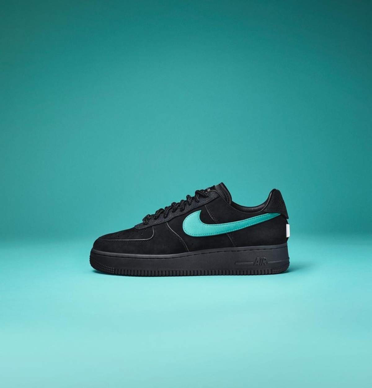 Campanha publicitária da marca Nike com a joalheria Tiffany & Co. Na imagem é possível ver o tênis Air Force 1 preto, com a logo marca da Nike tingida com o azul turquesa da Tiffany & Co. - Metrópoles