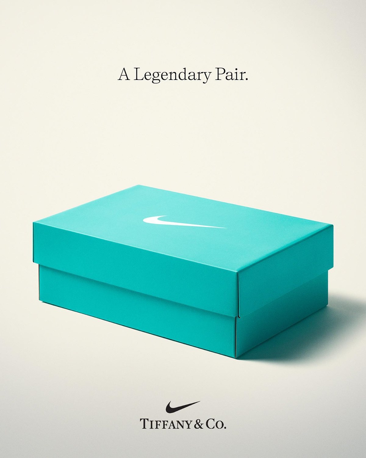 Campanha publicitária da marca Nike com a joalheria Tiffany & Co. Na imagem é possível ver uma caixa de sapato, na cor azul turquesa da Tiffany & Co, com a logomarca marca da Nike. - Metrópoles