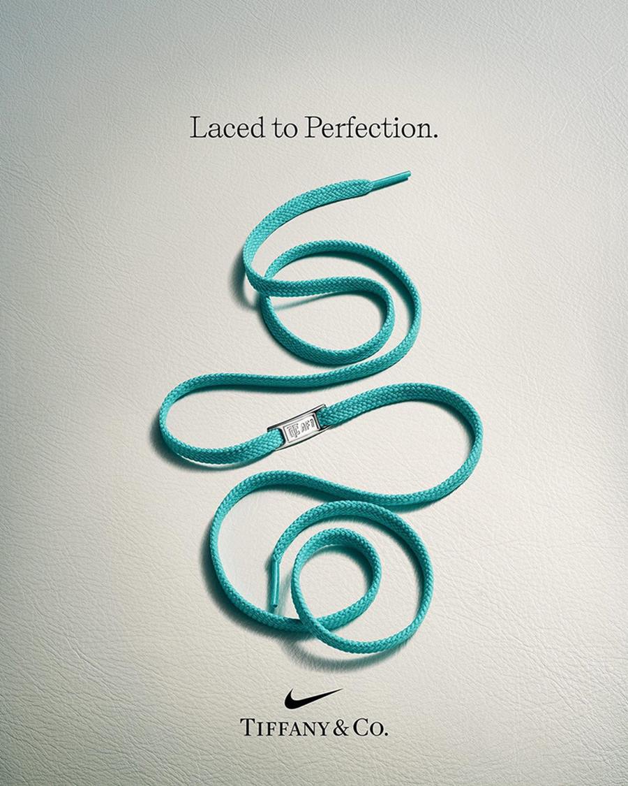 Campanha publicitária da marca Nike com a joalheria Tiffany & Co. Na imagem é possível ver um cadarço tingido com o azul turquesa da Tiffany & Co e um detalhe em prata. - Metrópoles