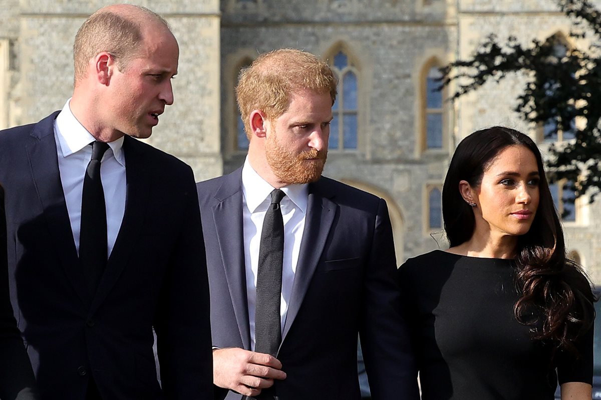 Foto colorida de dois homens brancos, vestidos com terno, um deles é ruivo e está ao lado de mulher negra vestida com roupa preta - Metrópoles