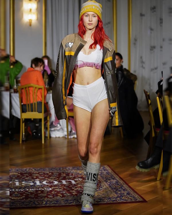 Na imagem com cor, modelo desfila durante o Copenhague Fashion Week - Metrópoles