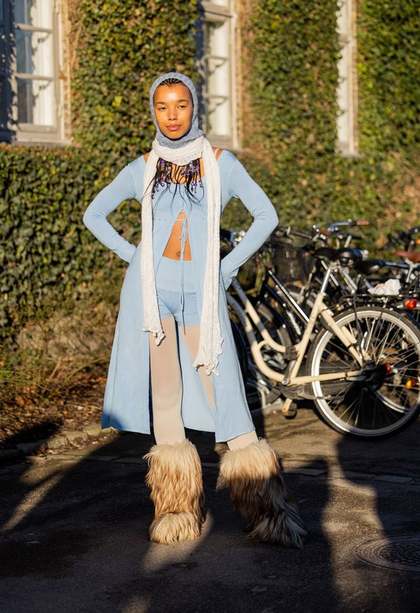 Na imagem com cor, mulher veste roupa de frio para o Copenhague Fashion Week - Metrópoles 