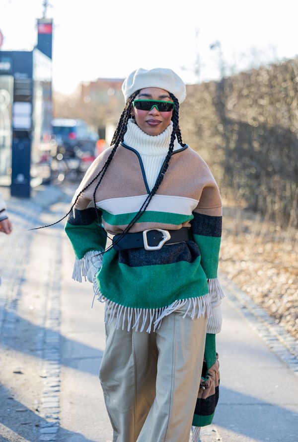 Na imagem com cor, mulher veste roupa de frio para o Copenhague Fashion Week - Metrópoles 