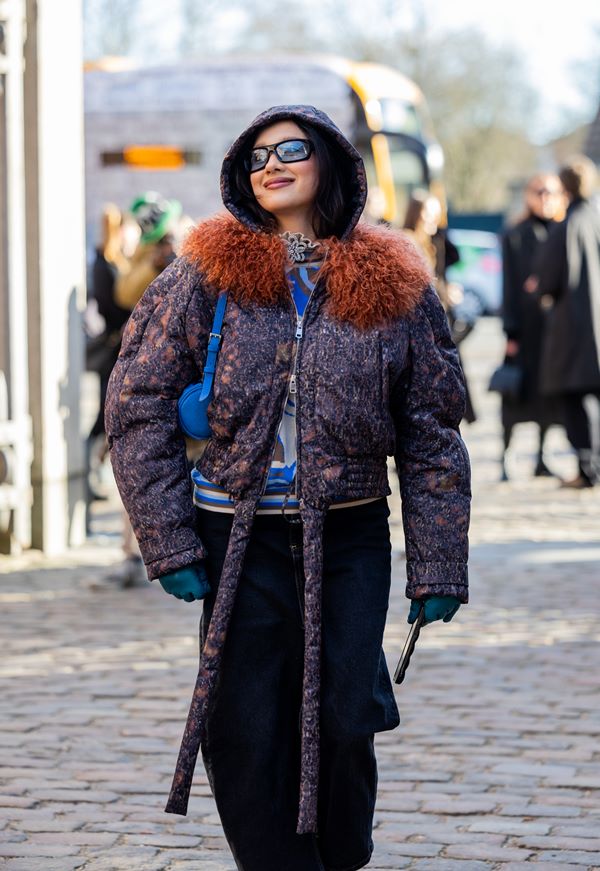 Na imagem com cor, mulher veste roupa de frio para o Copenhague Fashion Week - Metrópoles 