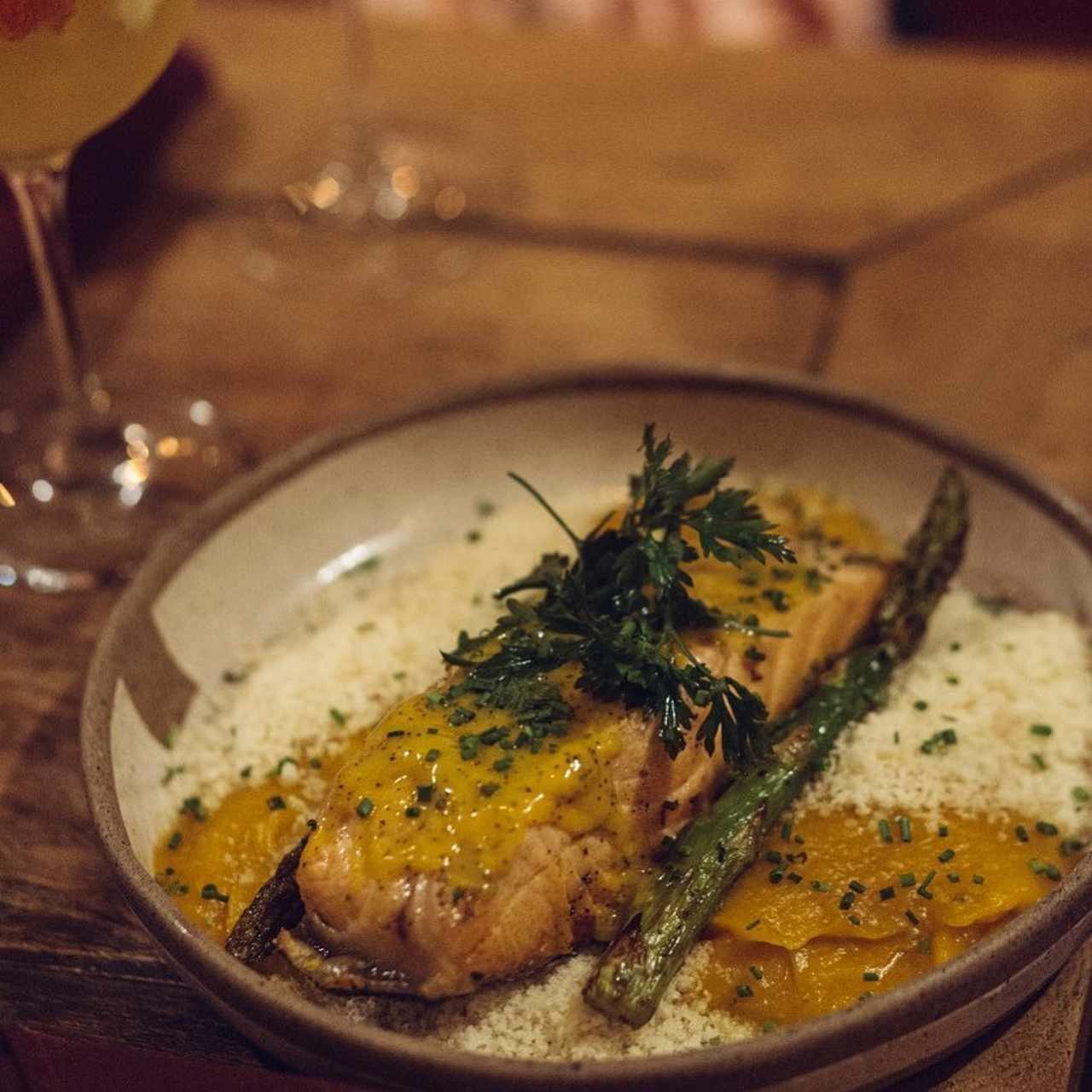 Na foto, um prato de comida com salmão e aspargos - Metrópoles