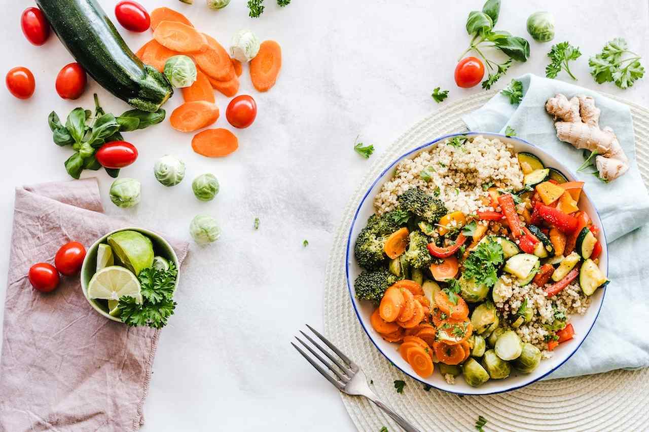 Na foto, um prato de comida saudável e colorido visto de cima - Metrópoles