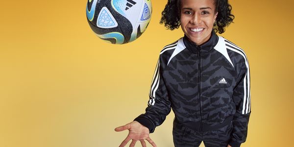 Na imagem com cor, Jenna Ortega estrela a nova campanha da Adidas - Metrópoles