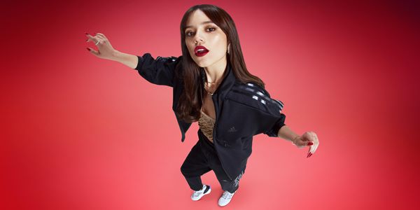 Na imagem com cor, Jenna Ortega estrela a nova campanha da Adidas - Metrópoles