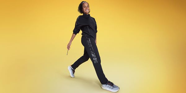 Na imagem com cor, Jenna Ortega estrela a nova campanha da Adidas - Metrópoles