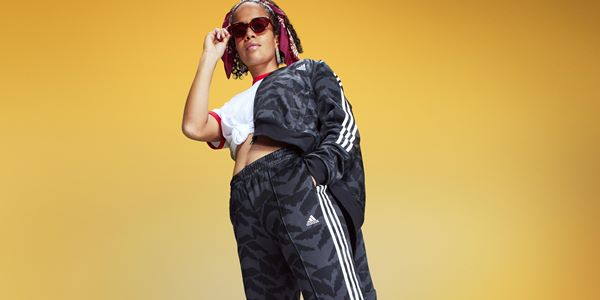 Na imagem com cor, Jenna Ortega estrela a nova campanha da Adidas - Metrópoles