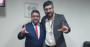 Washington Quaquá (RJ-PT), deputado federal, ao lado de Ilmar Fonseca, conhecido como Mamão e ex-participante do BBB17. Ele foi contratado para o gabinete do petista e ambos sorriem e fazem sinal de L com as mãos na foto - Metrópoles